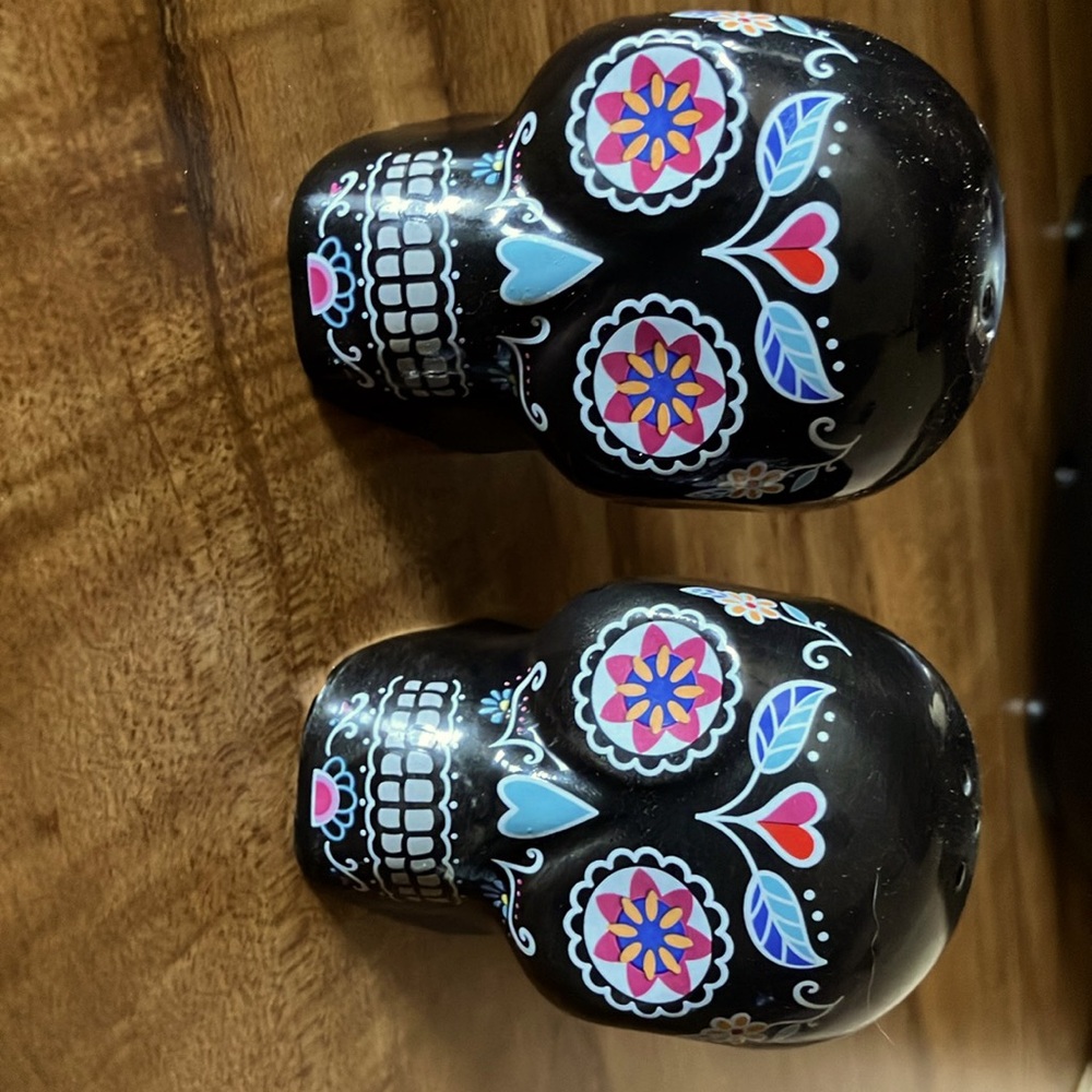 🖤salt n pepper shakers🖤